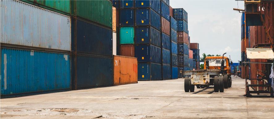 Puerto con contenedores