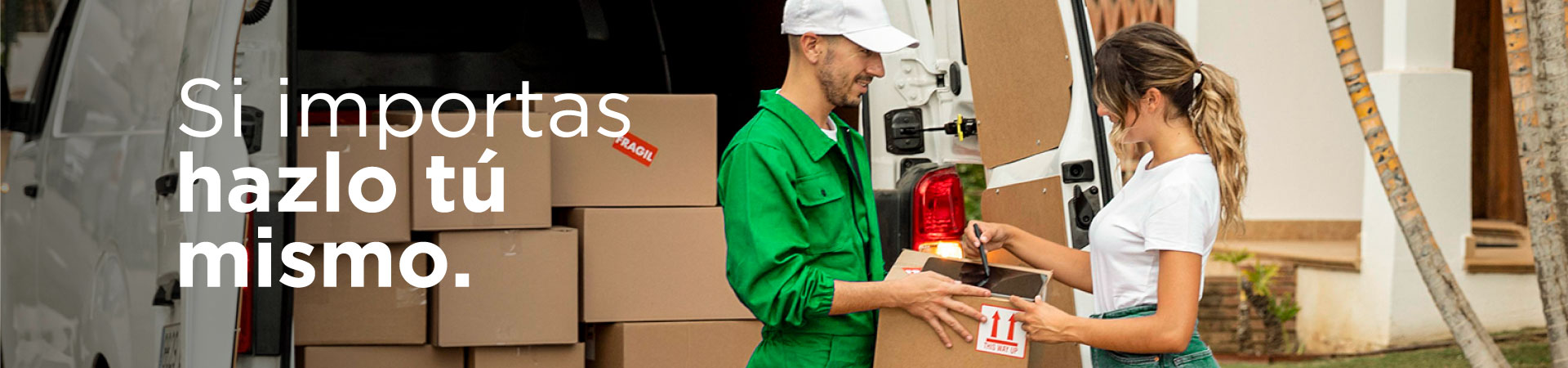 Despachador entregando una caja a una mujer