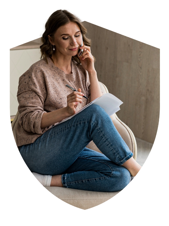 Mujer con documentos hablando por teléfono