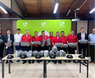 Grupo de bomberos en capacitación